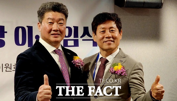 16일 오창기업인협의회 회장에 취임한 방현복(왼쪽) 우원중공업 대표와 김선겸 청주시기업인협의회장이 더팩트와 기념촬영을 하고 있다. /청주=이주현 기자.