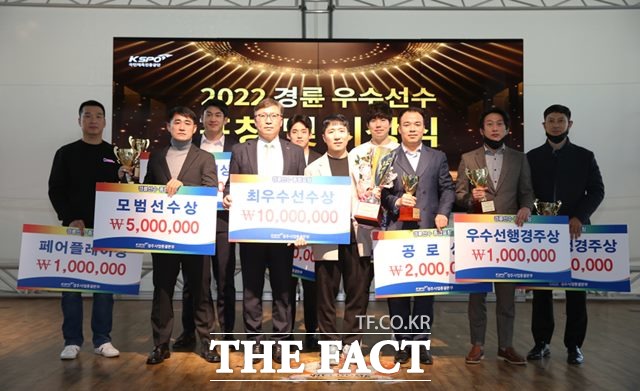 이홍복 경륜경정총괄본부장과 종합표창식 수상자들이 기념사진을 촬영하고 있다./경륜경정총괄본부 제공