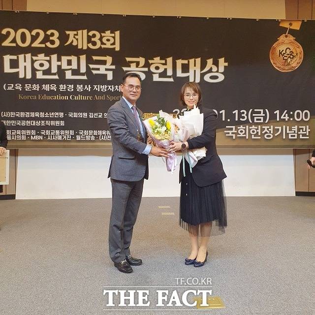 한상현(오른쪽) 경남도의회 의원이 2023 대한민국 공헌대상을 수상했다./더불어민주당 경남도당 제공