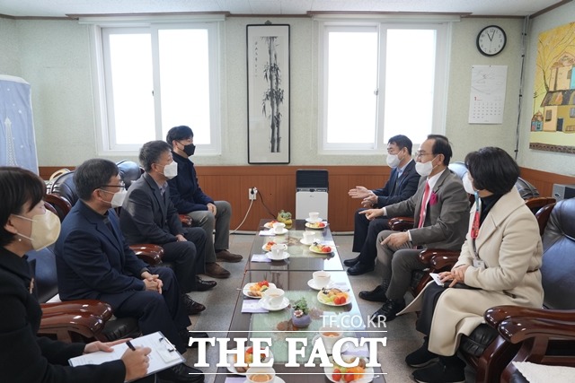 박상돈 천안시장이 설 명절을 앞둔 16일 장애인 거주시설 천안죽전원을 방문해 장애인 입소자와 시설관계자들을 만나 격려했다. / 천안시 제공