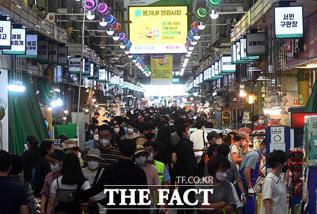 서울시가 설 명절을 맞아 3000억 원 어치의 서울사랑상품권을 발행한다. 추석 연휴를 일주일 앞둔 2021년 9월 12일 오후 서울 마포구 망원시장이 시민들로 북적이고 있다. /이동률 기자