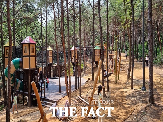 범우리공원 숲 속 놀이터에서 아이들이 자연을 활용한 체험 활동 중이다/예천군 제공