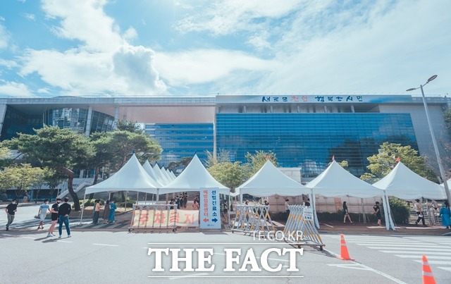 충남 천안시가 코로나19 7차 대유행이 정점을 지난것으로 분석했다. 천안시 서북구 선별진료소 모습. / 천안시 제공
