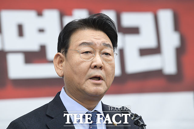 이태원 국조특위 간사를 맡고 있는 김교흥 의원이 결과 보고서 채택과 관련해 보고하고 있다.