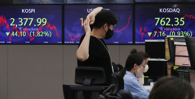 17일 한국거래소에 따르면 이날 코스피 지수는 전 거래일보다 0.85%(20.47포인트) 내린 2379.39에 거래를 마쳤다. /뉴시스