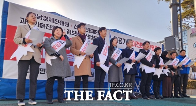 아산지역 민주당 소속 충남도의원과 시의원들이 지난 12일 공공기관 이전 반대 천막농성을 벌였다. / 아산=김경동 기자