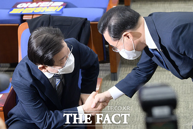 이 대표와 박홍근 원내대표가 악수하고 있다.