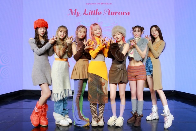 걸그룹 시그니처가 세 번째 미니앨범 My Little Aurora 발표 온라인 쇼케이스를 개최하고 지난번엔 성숙한 모습을, 이번엔 상큼하고 청량한 모습을 보여드리고자 했다고 밝혔다. /C9엔터 제공
