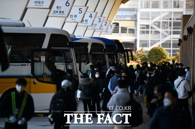 설 연휴인 22일과 23일 서울 버스와 지하철 막차 시간이 오전 2시까지로 연장된다. 서울 서초구 서울고속버스터미널에서 귀성객들이 버스에 탑승하고 있다. /남윤호 기자