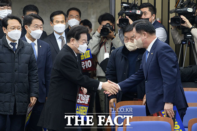 총회에 참석하는 이재명 대표가 김두관 의원과 악수하고 있다.