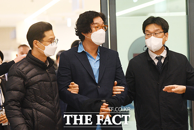 [더팩트ㅣ인천국제공항=이동률 기자] 이재명 더불어민주당 대표의 변호사비 대납 의혹 사건 핵심 인물인 김성태 전 쌍방울 회장이 17일 오전 인천국제공항을 통해 송환되고 있다.