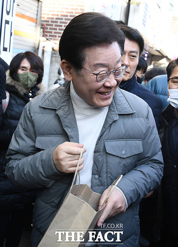 이재명 더불어민주당 대표가 18일 오후 서울 마포구 망원시장을 방문해 시민들에게 선물을 받고 밝은 표정을 보이고 있다. /이동률 기자