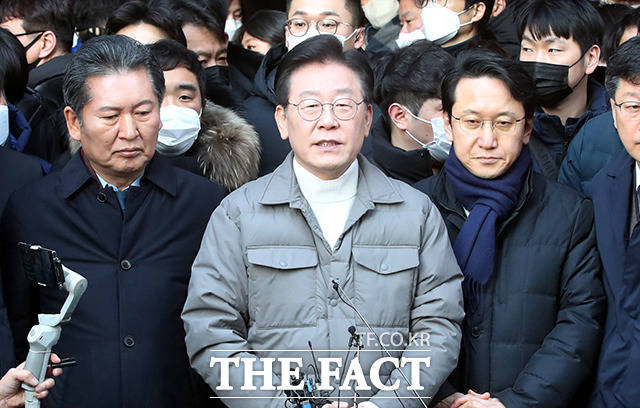 이재명 더불어민주당 대표가 오는 28일 검찰에 홀로 출석하겠다고 밝혔다. 18일 오후 서울 마포구 망원시장을 방문해 시장 상인들을 만난 뒤 검찰 소환에 대한 입장을 밝히고 있는 이 대표(가운데) /망원동=이동률 기자