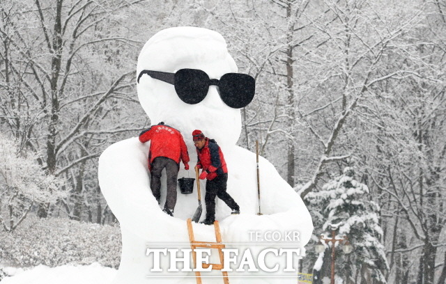 18일 태백시는 깜깜한 밤에 보면 까만 연탄 속 불꽃처럼 더 큰 감동을 주는 빛의 향연이 가득한 제30회 태백산 눈축제가 오는 27일 개막된다고 밝혔다. 사진은 지난 태백산 눈축제 모습/태백시 제공