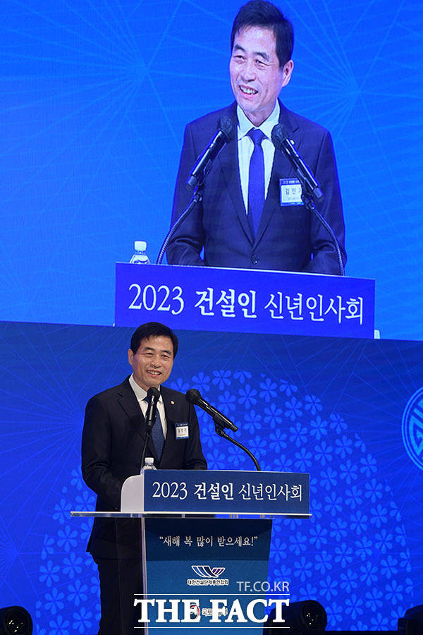 김민기 국회 국토교통위원장이 참석해 신년 덕담을 하고 있다.