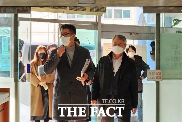 청주지방법원 집행관실 집행2부는 19일 오전 11시 청주시청사 부지를 무단 점유 중인 청주병원 측에 강제집행 3차 계고장을 전달했다. /청주=이주현 기자.