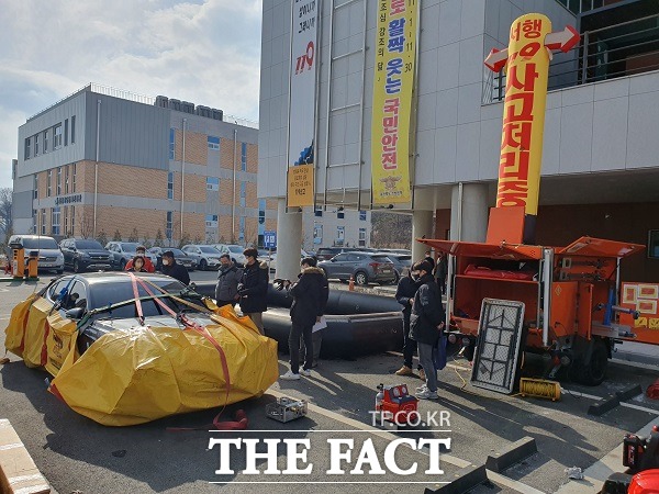 19일 오후 충북소방본부 통합청사에서 열린 구조장비 시연회 모습. /충북소방본부 제공.