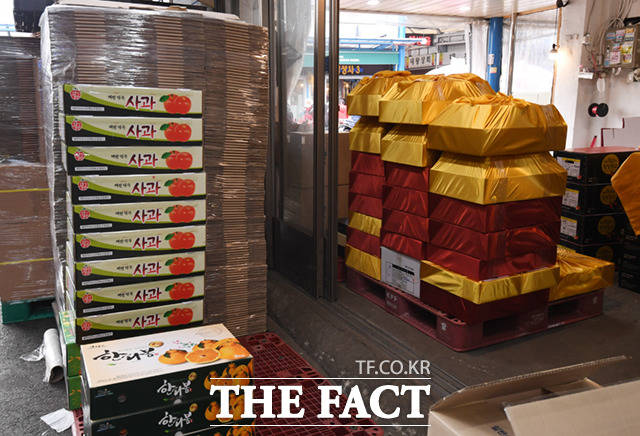 청량리 청과시장 내 한 가게에 설 연휴 과일세트와 포장용 상자가 쌓여 있다.
