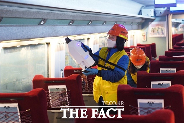 코레일이 설을 맞아 열차 내 방역 소독을 하고 있다. / 코레일 제공