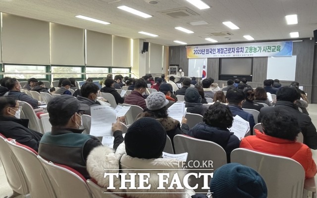 정읍시 관계자는 “외국인 계절근로자 도입은 일손 부족으로 어려움을 겪는 영농현장에 큰 도움이 될 것으로 생각되며, 바쁜 농사철에 안정적으로 인력을 공급할 수 있도록 계절근로자 도입을 점진적으로 확대해 나가겠다”고 말했다. / 정읍시 제공