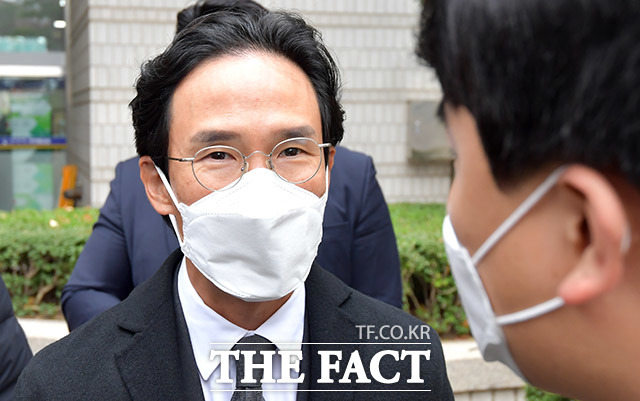 [더팩트ㅣ이덕인 기자] 하청업체로부터 수억원을 받아 챙긴 혐의를 받는 조현범 한국타이어앤테크놀로지 사장이 20일 오후 서울 서초구 서울중앙지방법원에서 열린 2심 선고공판을 마치고 법정을 나서고 있다.