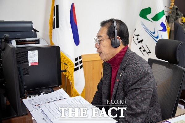 송인헌 괴산군수가 지난 18일 열린 인구감소지역 시장·군수·구청장 협의회 구성 준비를 위한 회의를 진행하고 있다. /괴산군 제공.