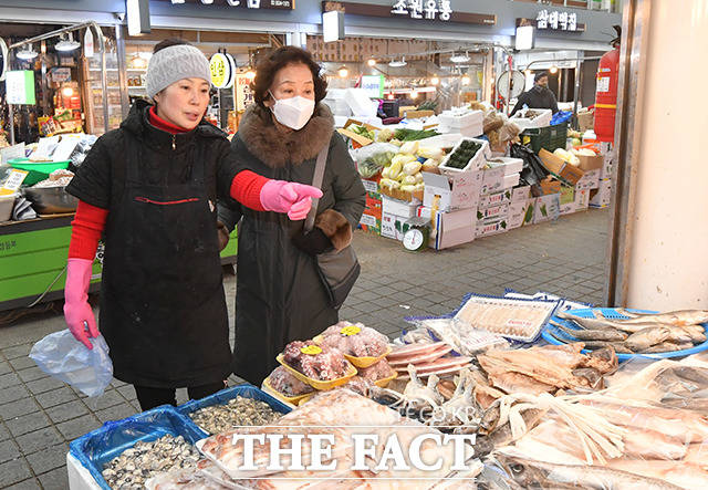 설 연휴를 이틀 앞둔 19일 오전 서울 영등포구 영등포중앙시장을 찾은 시민들이 제수용품을 구매하고 있다. /박헌우 기자