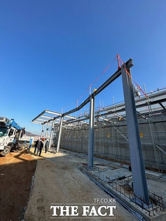 19일 오후 2시 9분쯤 부산시 영도구 동삼동에 있는 수소충전소 신축공사장에서 5.8m 높이에서 이동 중이던 철제구조물(H빔)이 떨어져 60대 노동자 A 씨를 덮쳤다./부산 영도경찰서 제공.