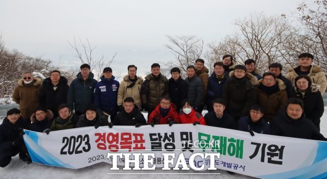 19일 강원도개발공사는 이날 강원도 춘처닛 소재 대룡산에서 오승재 사장을 비롯한 임직원 20여명이 참석한 가운데, 2023년 경영목표 달성과 작업현장 무재해 기원을 위한 2023년 안전기원제를 올렸다고 밝혔다./강원도개발공사 제공