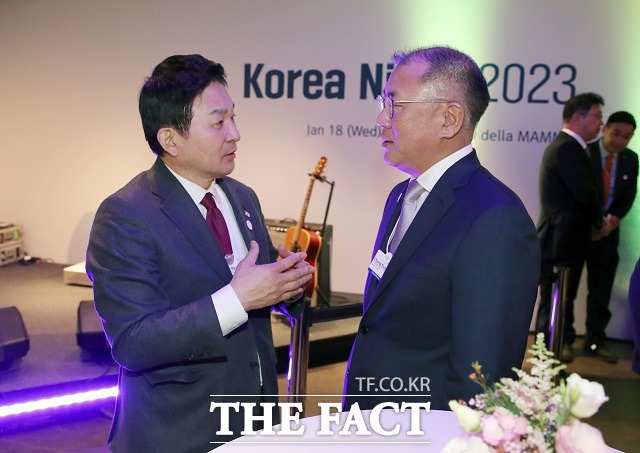 정의선 현대차그룹 회장(오른쪽)이 18일(현지시간) 다보스 아메론호텔에서 열린 한국의 밤 행사에서 원희룡 국토교통부 장관과 대화를 나누고 있다. /다보스=뉴시스
