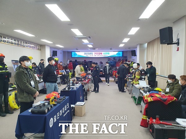 19일 오후 충북소방본부 통합청사에서 열린 구조장비 시연회 모습. /충북소방본부 제공.