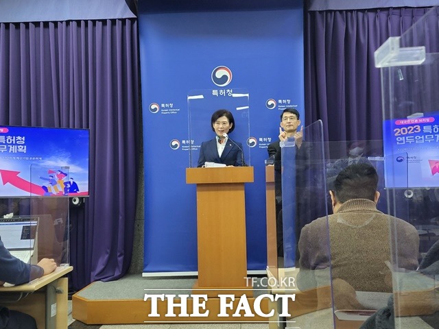 이인실 특허청장이 19일 오전 정부대전청사 브리핑룸에서 2023년도 업무계획을 발표하고 있다. / 대전=박종명 기자