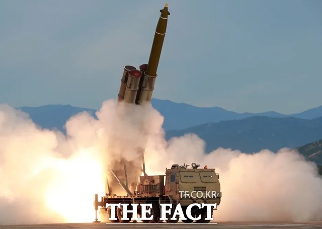 북한의 초대형 방사포인 KN-25가 로켓을 발사하고 있다. /미사일쓰렛