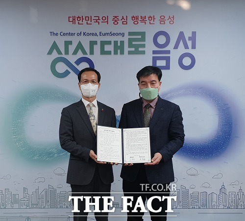 충북기업진흥원과 음성군은 19일 음성군 청년지원센터 운영을 위한 위‧수탁 업무협약을 맺었다. /충북기업진흥원 제공.