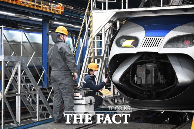 수도권철도차량정비단이 설을 맞아 차량 정비를 하고 있다. / 코레일 제공