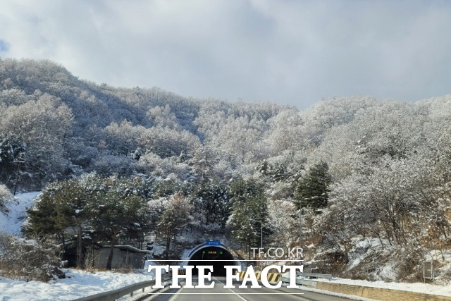 19일 강원지방기상청은 이번 설 연휴는 설 당일 강원내륙과 산지 대부분 지역에 눈이 내리고 연휴 마지막 날인 24일부터는 매우 추워지는 만큼 교통안전과 건강관리에 유의가 필요하다 고 밝혔다. 사진은 지난 1월 초 폭설로 뒤덮인 서울-양양고속도로 모습 /양양=서백 기자