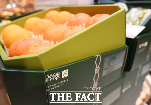 서울의 한 대형 백화점에 콩기름으로 만든 박스에 포장된 과일세트가 판매되고 있다.