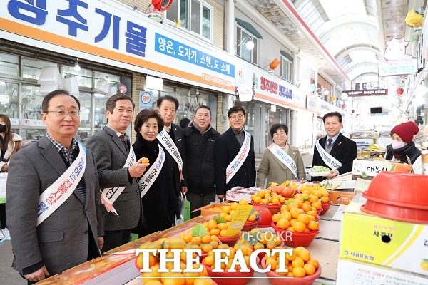 충북 진천군의회는 19일 진천중앙시장을 찾아 설 명절 전통시장 장보기 행사를 실시했다. /진천군의회 제공.