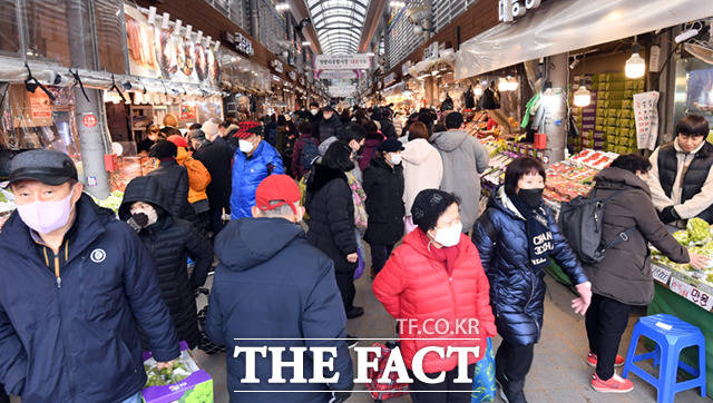 설 연휴를 이틀 앞둔 19일 서울 청량리 종합시장 안이 장을 보기 위해 모인 시민들로 붐비고 있다.