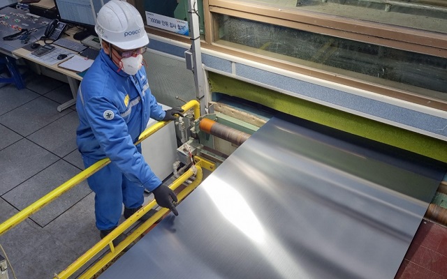 1월 19일 복구를 완료한 포항제철소 스테인리스 1냉연공장에서 제품이 생산되고 있다. /포스코 제공