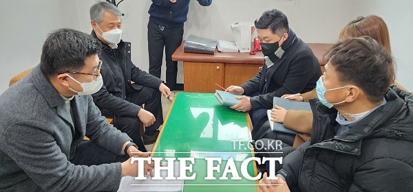 청주지방법원 집행관실 집행2부는 19일 오전 11시 청주시청사 부지를 무단 점유 중인 청주병원 측에 강제집행 3차 계고장을 전달했다. /청주=이주현 기자.