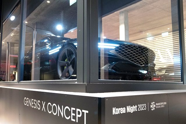 현대차그룹은 지난 18일(현지시간) 부산엑스포 유치를 지원하기 위해 다보스 아메론호텔에서 열린 한국의 밤 행사장 입구에 부산세계박람회 로고가 적용된 투명 컨테이너를 설치하고, 내부에 콘셉트카 제네시스 엑스(사진)를 전시했다. /현대차그룹 제공