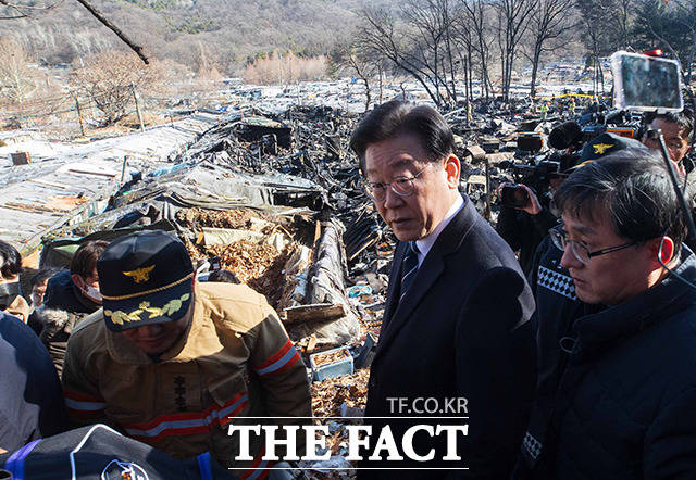 이재명 더불어민주당 대표가 20일 오전 서울 강남구 구룡마을에서 발생한 화재현장을 찾아 상황을 점검하고 있다. /이선화 기자