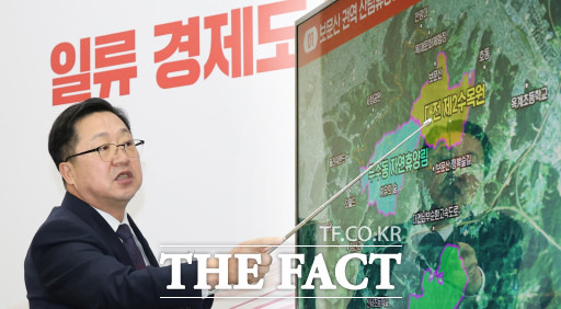 이장우 대전시장이 15일 보문산 산림휴양단지 조성 계획에 대해 설명하고 있다. / 대전시 제공