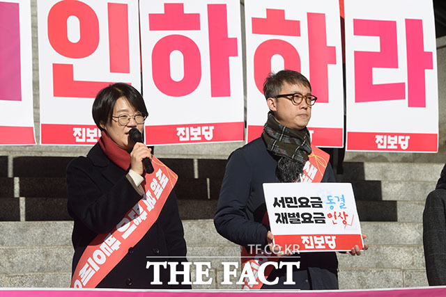 윤희숙 진보당 상임대표(왼쪽)가 전기·가스 요금 인상 반대 및 대출금리 인하 촉구 캠페인에서 발언하고 있다.