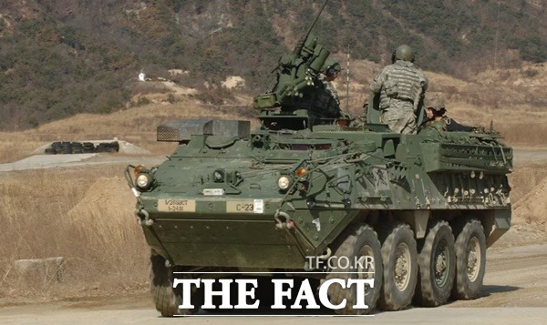 미국 국방부가 우크라이나에 스트라이커 장갑차 90대 등 25억 달러 규모의 전투물자를 추가 지원하기로 했다고 19일(현지시각). 미 육군 소속 스트라이커 장갑차가 한국 포천 로드리게스 훈련장에서 실사격 훈련을 벌이고 있다. /VOA
