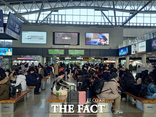 설 연휴를 하루 앞둔 20일 오후 부산 동구 부산역이 귀성객들로 붐비고 있다. /부산=조탁만 기자