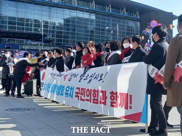국민의힘 부산시당은 이날 오후 2시 부산 동구에 있는 부산역을 찾아 설 연휴 고향으로 떠나는 귀성객들을 마나 인사를 나눴다./부산=조탁만 기자