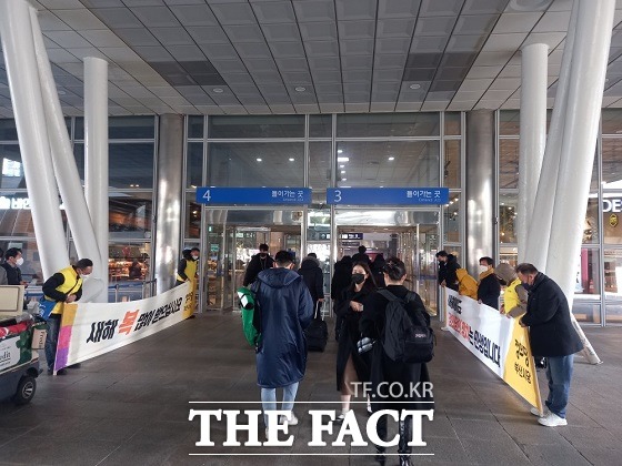 설 연휴를 앞두고 정의당 부산시당이 시민들을 만나 귀향 인사를 했다./부산=조탁만 기자.