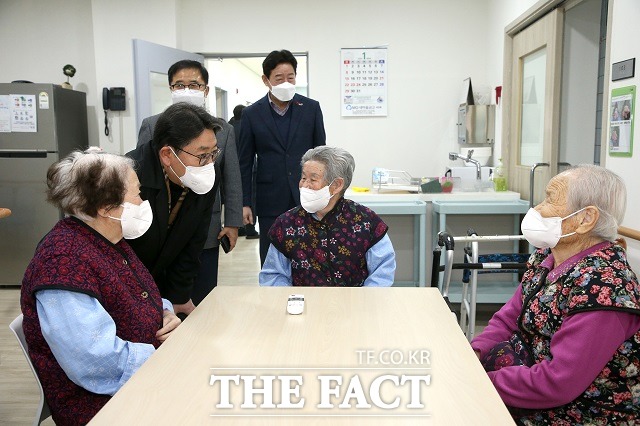 홍태용 시장이 20일 시립요양원을 방문해 입소 어르신들과 대화를 나누고 있다./김해시 제공